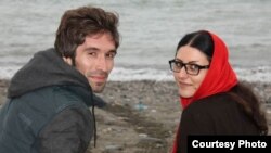 Arash Sadeghi (kiri) dan Golrokh Iraie, aktivis mahasiswa Iran. Sadeghi yang menjalani hukuman 15 tahun penjara, mulai mogok makan setelah istrinya Golrokh Ebrahimi Iraee ditangkap bulan Oktober dan kini menjalani hukuman enam tahun penjara di Iran (Foto: dok).