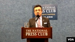 维吾尔族活动人士多里坤·艾沙在华盛顿国家记者俱乐部举行发布会。(美国之音萧雨拍摄)