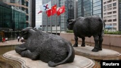 资料照: 香港交易所外的中国国旗、香港旗帜和港交所旗帜。