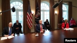 Presiden Donald Trump dan Wakil Presiden Mike Pence bertemu perwakilan perawat Amerika Serikat di Ruang Cabinet, Gedung Putih, Washington, 18 Maret 2020.