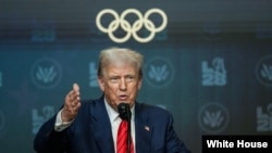 特朗普总统在白宫艾森豪威尔行政办公楼南苑礼堂签署行政命令，成立2028年洛杉矶奥运会工作组之前发表讲话。(2025年8月5日)