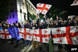 Demonstranti koji se protive "zakonu o stranom uticaju" protestuju ispred parlamenta u Tbilisiju 15. maja 2024. (Foto: AFP/Giorgi Arjevanidze)