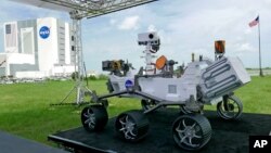 Replika penjelajah planet Mars, Perseverance, dipamerkan untuk para media di luar Kennedy Space Center, Cape Canaveral, Florida, 29 Juli 2020.