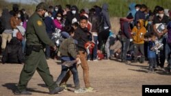 Petugas imigrasi AS mengawal migran anak-anak pencari suaka di La Joya, Texas, 19 Maret 2021 (foto: dok). 