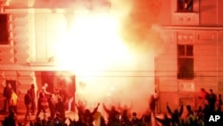 Napad na zdanje ambasade Sjedinjenih Država u Beogradu, februar 2008. (Foto: AP)