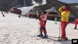 Majka i ćerka se sunčaju na skijama u skijalištu Masik Pass u Severnoj Koreji (AP Photo/Eric Talmadge)