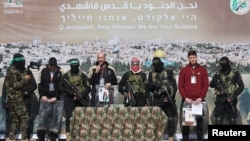 Trois otages israéliens détenus à Gaza depuis le 7 octobre 2023, sont libérés par le Hamas à Khan Younis, dans le sud de la bande de Gaza, le 15 février 2025. Reuters / Ramadan Abed