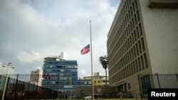 在飓风艾玛给古巴带来洪水和断电之后，美国驻古巴大使馆下半旗（2017年9月11日）