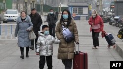 Sejumlah warga berjalan di salah satu area di Beijing, China, pada 17 Januari 2024. Data resmi terbaru menunjukkan populasi China menurun cepat selama 2023. (Foto: AFP/Pedro Pardo)
