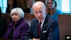 资料照 - 2023年6月6号,拜登总统在白宫召开的一次内阁会议上讲话,财政部长耶伦坐在拜登总统右边。