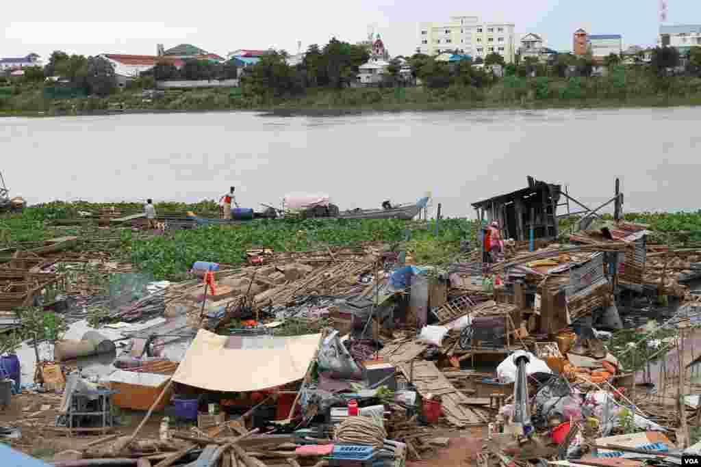 A view of the floating houses being demolished in Prek Pra commune, Chbar Ampov district, Phnom Penh, June 12, 2021. (Vicheika Kann/VOA)