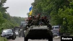 5月22日乌克兰军人抵达遭受攻击的军队检查站