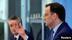 Menteri Kesehatan Jerman, Jens Spahn memberikan penjelasan kepada pers, didampingi Pimpinan Institut Robert Koch untuk pengendalian penyakit, Lothar Wieler, di Berlin, Jerman, 17 April 2020.