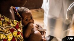 Mama moko amemi mwana azali na kolokoto to "Monkeypox" na Kaka, Centrafrique, 18 octobre 2018.