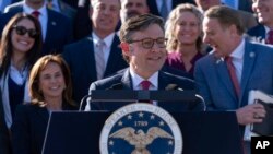 Ketua DPR AS yang baru, Mike Johnson, berbicara dalam konferensi pers di Gedung Capitol, Washington, pada 25 Oktober 2023. (Foto: AP/Jose Luis Magana)