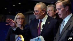 美国国会参议院多数党领袖查克·舒默（图中）2023年10月9日在美国驻北京大使馆召开记者会，针对国会访团与中国国家主席习近平的会谈向媒体发表讲话。（美联社）