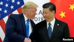 도널드 트럼프 전 대통령이 2019년 6월 29일 일본 오사카에서 열린 G20 정상회의에서 시진핑 중국 국가주석과 양자 회담을 시작하기 전 악수를 나누고 있다.