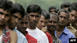 Pekerja migran Bangladesh mengantri untuk mendapatkan makanan gratis di luar Komisi Tinggi Bangladesh di Kuala Lumpur, Malaysia, 25 Desember 2007. (AFP)