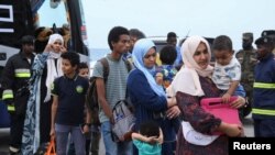 从苏丹首都喀土穆撤离美国公民抵达苏丹港。（2023年4月30日）