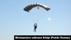 Ilustracija - U vežbi, koja se održava na niškom vojnom aerodromu, učestvuju pripadnici 63. padobranske brigade Vojske Srbije i 173. padobranske brigade Oružanih snaga SAD. (Foto: Ministarstvo odbrane Srbije)