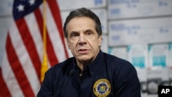 纽约州长科莫3月24日在纽约市贾维茨临时医院举行的记者会上。他背后是医院的医疗物资。（美联社）