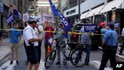 Para pendukung capres dari Partai Republik, Donald Trump, berkumpul di dekat hotel di Philadelphia, di mana capres dari Partai Demokrat Kamala Harris dijadwalkan akan tiba pada 9 September 2024. (Foto: AP/Jacquelyn Martin)