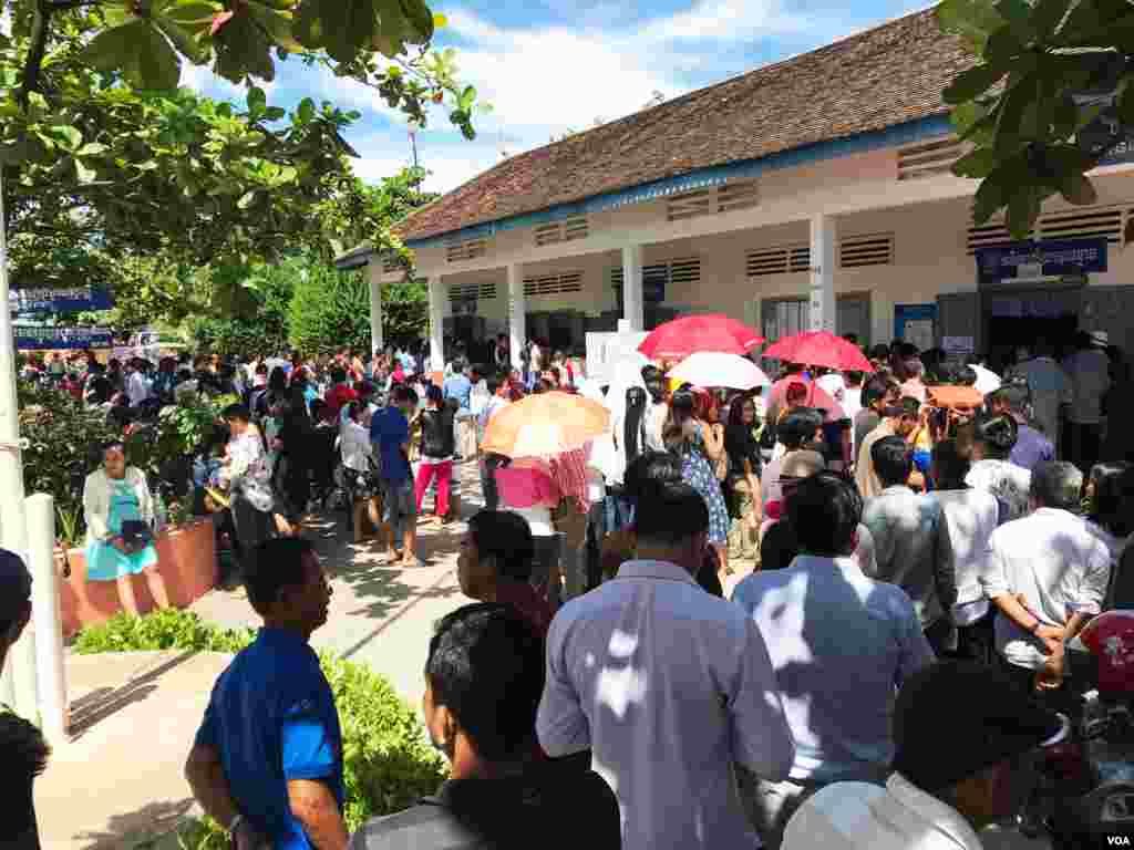 ពលរដ្ឋ​ខេត្ត​សៀមរាប​ចូល​រួម​​បោះឆ្នោត​នៅ​ការិយាល័យ​​ក្នុង​សាលា​បឋមសិក្សា​កេសរារាម សង្កាត់​ស្វាយដង្គុំ​ក្រុង​សៀមរាប ខេត្ត​សៀមរាប កាល​ពី​ព្រឹក​ថ្ងៃ​អាទិត្យ​ទី​៤ ខែ​មិថុនា ឆ្នាំ​២០១៧។ (ធីតា វីន/VOA)