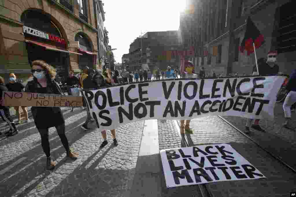 ពលរដ្ឋ​​ហូឡង់​ ចូលរួម​ធ្វើបាតុកម្ម​ដែល​ផ្តោត​ទៅ​លើ Black Lives Matter ដែល​មាន​ន័យ​ថា ជីវិត​ពលរដ្ឋ​ស្បែកខ្មៅ​មាន​តម្លៃ នៅ​ទីក្រុង Amsterdam ប្រទេស​ហូឡង់​ នៅ​ថ្ងៃច័ន្ទ ទី ១ ខែមិថុនា ឆ្នាំ ២០២០ ដើម្បី​ធ្វើ​ការ​តវ៉ា​ប្រឆាំង​នឹង​ការ​ស្លាប់​របស់​លោក George Floyd ដែល​ជា​ពលរដ្ឋ​អាមេរិក​ដើមកំណើត​អាហ្រ្វិក។ (AP)