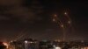 Roket yang ditembakkan dari Gaza dan dicegat oleh sistem antirudal Iron Dome milik Israel di atas langit Israel terlihat dari Kota Gaza, 13 Mei 2023. (Foto: Ilustrasi/AP)