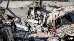 ក្មេងៗ​រត់កាត់គំនរ​អគារ​បាក់បែក​នៅ​ក្នុង​ទីក្រុង Rafah នៅភាគ​ខាងត្បូង​​តំបន់ហ្កាហ្សា​កាលពីថ្ងៃទី​០៩ មេសា ឆ្នាំ២០២៤។