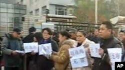 维权人士在法院外声援赵连海