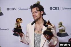 Harry Styles berpose dengan piala penghargaan untuk Album Vokal Pop Terbaik dan Album Tahun Ini "Harry's House" pada Penghargaan Grammy Tahunan ke-65 di Los Angeles, California, AS, 5 Februari 2023. (REUTERS/Mike Blake)