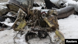 우크라이나 하르키우에서 검찰 관계자가 지난 1월 러시아가 사용한 북한제 미사일로 추정되는 미사일 잔해를 공개했다.