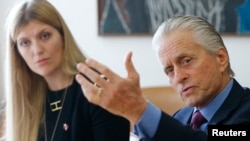 国际废除核武器运动（ICAN）执行主任贝亚特里斯·费恩(右)