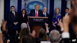 美国总统特朗普在白宫举行的关于应对新型冠状病毒的记者会上回答提问（2020年3月18日）。