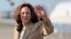 Wakil Presiden AS Kamala Harris melambaikan tangan setibanya di Pangkalan Andrews di Maryland, 27 Juli 2024. (Stephanie Scarbrough via REUTERS)