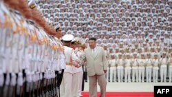 Лідер Північної Кореї Кім Чен Ин (C) відвідує командування Військово-морських сил Корейської народної армії з нагоди Дня ВМС у невідомому місці в Північній Кореї. Знімок опублікований державним агентством (KCNA) 29 серпня 2023 року.