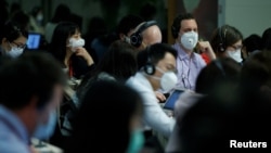 资料图：记者们在中国外交部举行的例行记者会上（2020年3月18日）