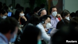 记者们在中国外交部举行的例行记者会上。（路透社2020年3月18日资料照）