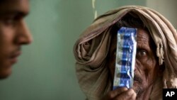 Pasien tuberkulosis atau TBC di Rumah Sakit Pemerintah Lal Bahadur Shastri di Ram Nagar, Varanasi, India, 13 Maret 2018.