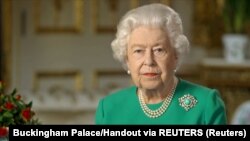 Ratu Elizabeth memberikan pidato kenegaraan dari kediamannya Kastil Windsor, Minggu, 5 April 2020. (Foto: Buckingham Palace via Reuters)