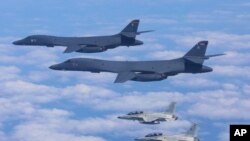 2025년 2월 4일 남중국해 상공에서 미국 공군 B-1B 전략폭격기와 필리핀 공군 FA-50 전투기가 합동 순찰 및 훈련을 진행하고 있다.
