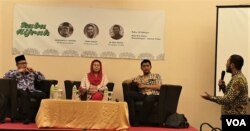 Dari kiri ke kanan: Anggota PP Muhammadiyah Hajriyanto Y Thohari, Yenny Wahid, Ketua Umum PB HMI M Arief Rosyid saat berdiskusi di Hotel Maxone Jakarta, Rabu (20/2). (Foto: VOA/Ahmad Bhagaskoro)