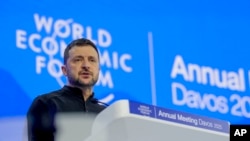 Presiden Ukraina Volodymyr Zelenskyy berbicara di Pertemuan Tahunan Forum Ekonomi Dunia di Davos, Swiss, Selasa, 21 Januari 2025. (Foto: Markus Schreiber/AP Photo)