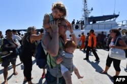Para wisatawan mancanegara yang dievakuasi dari Pulau Gili Trawangan tiga di pelabuhan di Bangsal, utara Lombok, Selasa, 7 Agustus 2018, dua hari setelah wilayah tersebut diguncang gempa.(Foto:AFP)