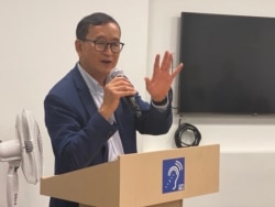 លោក សម រង្ស៊ី ប្រធាន​ស្តីទី​អតីត​គណបក្សសង្គ្រោះជាតិ ក្នុង​វេទិកា​សាធារណ:ជួបជាមួយ​អ្នកគាំទ្រ នៅ​ក្នុង​បណ្ណាល័យ​ Tyson Pimmit Regional Library នៅក្នុង​ទីក្រុង​ Falls Church រដ្ឋ Virginia កាល​ពីថ្ងៃ​ទី២៣ ខែកញ្ញា ឆ្នាំ ២០២១។ (សឿន វឌ្ឍនា/វីអូអេ)