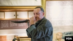 澳大利亚音乐家科林演奏了自己的作品。（美国之音记者方正拍摄）