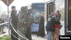 从马里乌波尔撤离的人员抵达贝济门内的一个临时住宿中心。