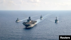 澳大利亚大型护卫舰“帕拉马塔号”（左）和美国海军在南中国海海域举行演习。（2020年4月18日）