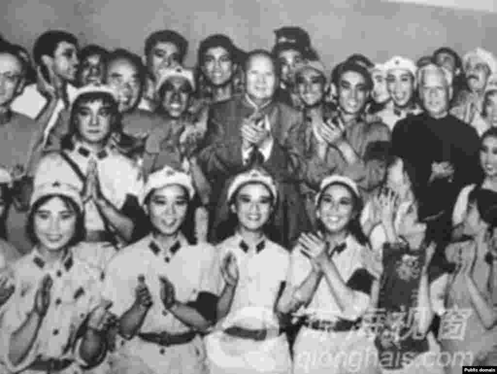 1964年10月8日,毛泽东、刘少奇、朱德、康生(左侧戴眼镜者)等中国领导人观看芭蕾舞剧《红色娘子军》,并与演员合影。后来的文革中,有大字报批判主要演员白淑湘说,毛主席和刘少奇接见演员时,别人喊毛主席万岁,而白淑湘喊刘主席万岁。康生是毛泽东的亲信和打手,在共产党内一直担任颇具神秘色彩的保卫、情报等部门的领导工作,被比作中国的捷尔任斯基、贝利亚。他1980年被中共开除党籍,被法庭认定为“林彪、江青反革命集团案主犯”。